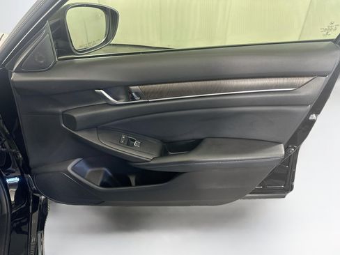 Used 2018 Honda Accord EX image 31