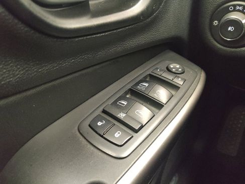 Used 2019 Jeep Cherokee Limited FWD image 27