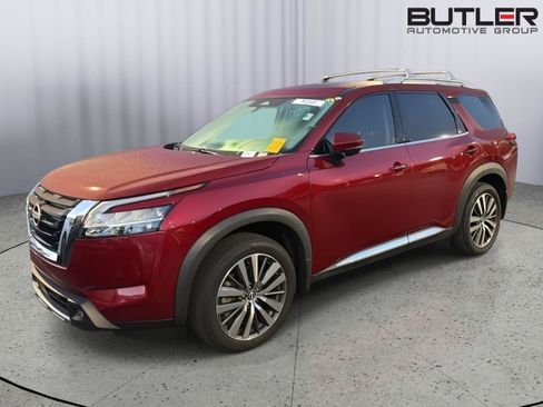 Used 2022 Nissan Pathfinder Platinum w/ Cargo Package FWD image 4