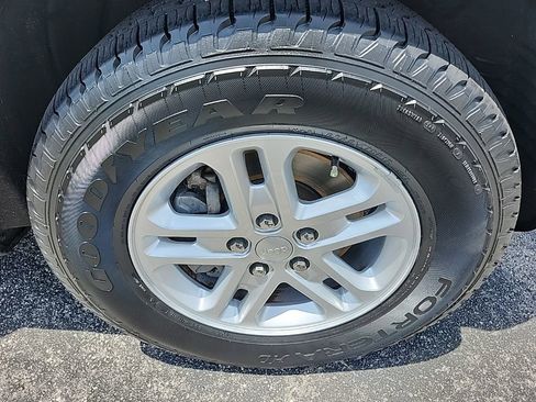 Certified 2023 Jeep Grand Cherokee Laredo image 13