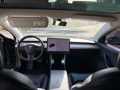 Used 2019 Tesla Model 3 Standard Range image 11
