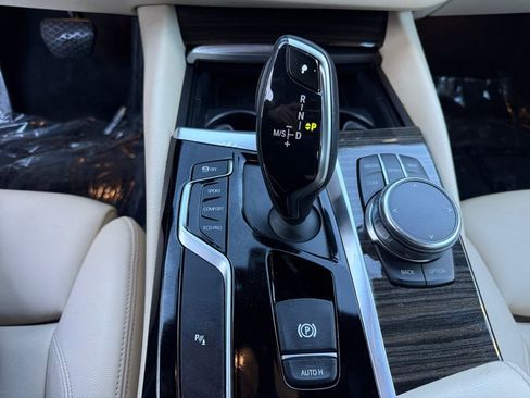 Used 2018 BMW 530i w/ Premium Package image 18