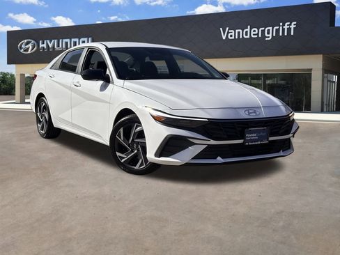 Certified 2025 Hyundai Elantra Sport image 15