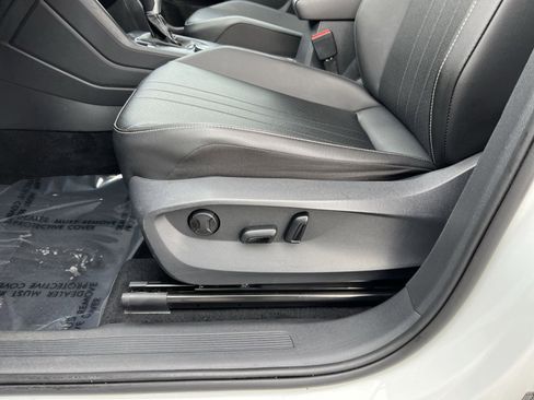 Used 2022 Volkswagen Tiguan SE image 14