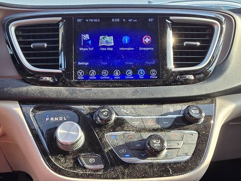 Used 2017 Chrysler Pacifica Touring-L image 16