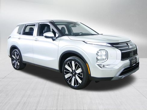 Used 2025 Mitsubishi Outlander SE image 1