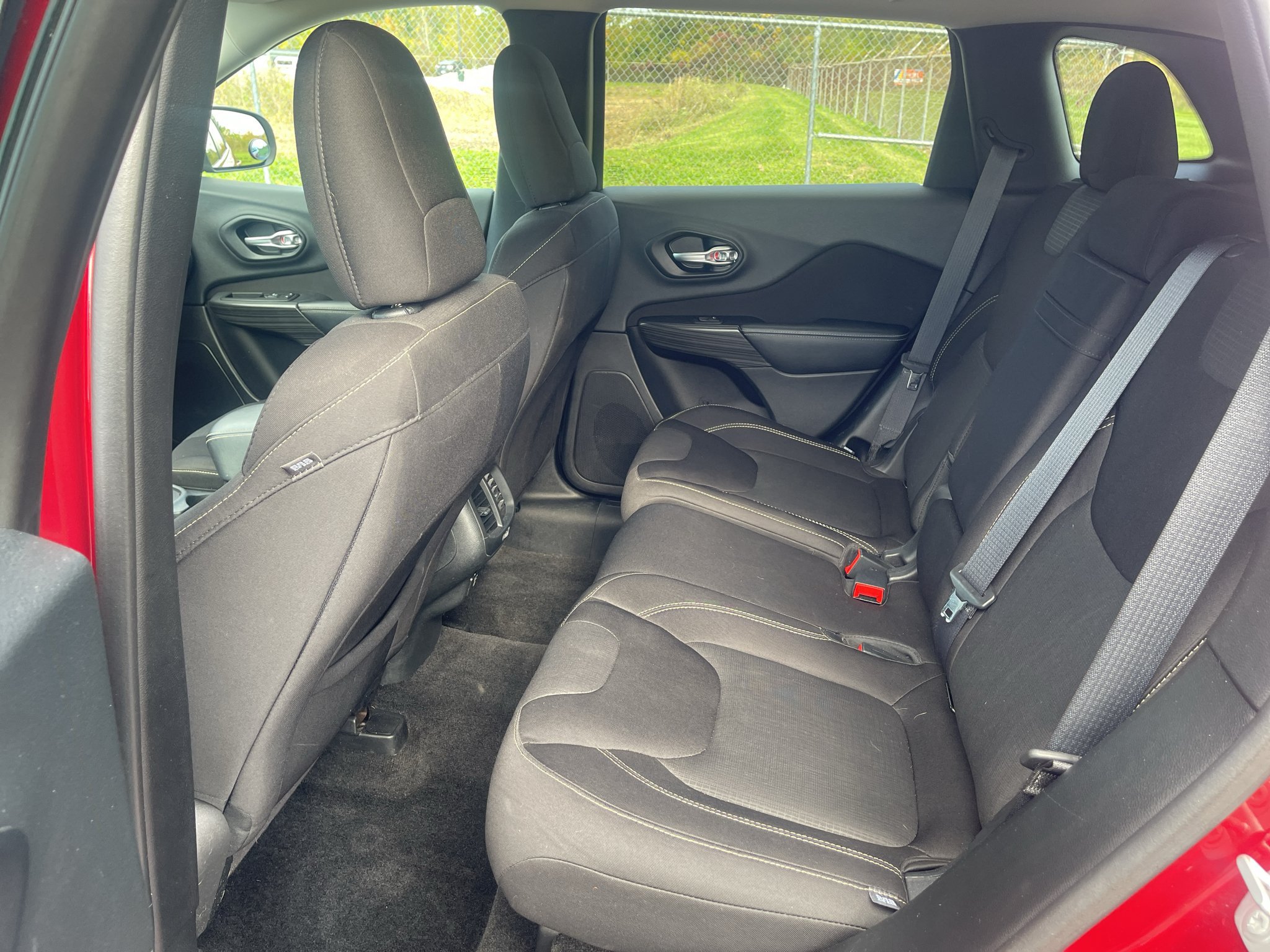 Used 2015 Jeep Cherokee Latitude AWD/4WD image 24