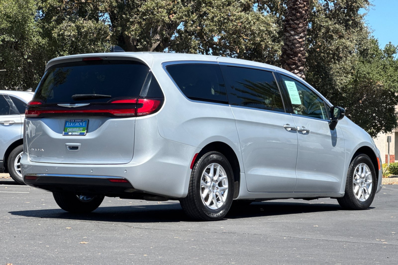 Used 2024 Chrysler Pacifica Touring-L FWD image 3