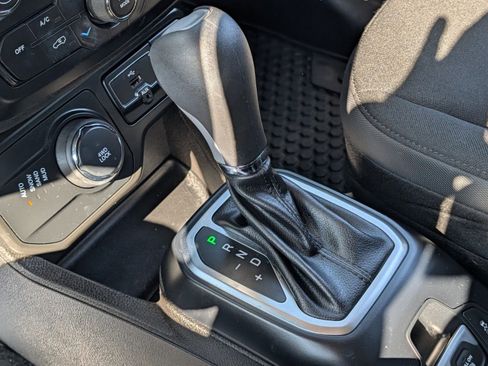 Used 2020 Jeep Renegade Altitude image 9