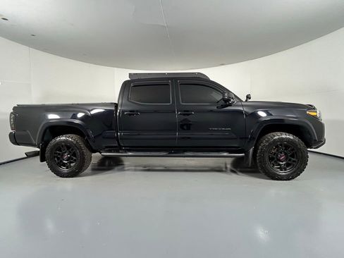 Used 2020 Toyota Tacoma TRD Sport w/ TRD Premium Sport Package AWD/4WD image 8