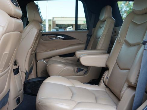 Used 2019 Cadillac Escalade Platinum AWD/4WD image 25