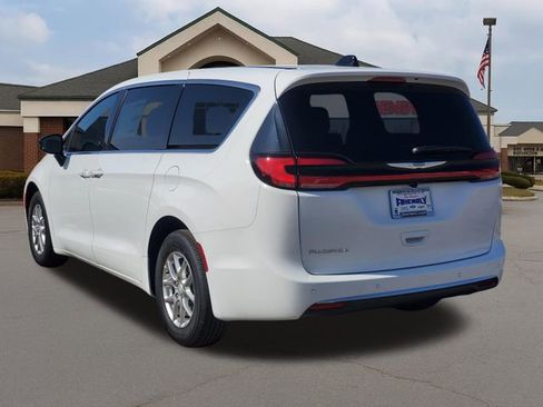 New 2026 Chrysler Pacifica Select image 4