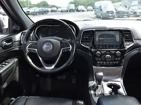 Used 2020 Jeep Grand Cherokee Overland AWD/4WD image 17