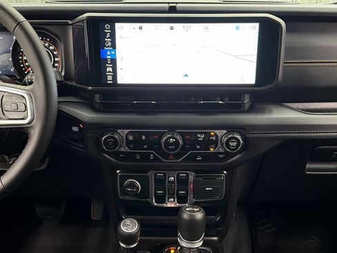 Used 2024 Jeep Wrangler Unlimited Sahara w/ Technology Group AWD/4WD image 20