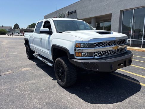 Used 2019 Chevrolet Silverado 2500 LT AWD/4WD image 3