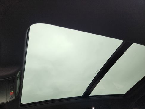 Used 2024 Volkswagen Tiguan SE R-Line image 6