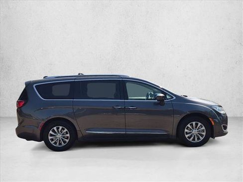 Used 2018 Chrysler Pacifica Touring-L FWD image 4