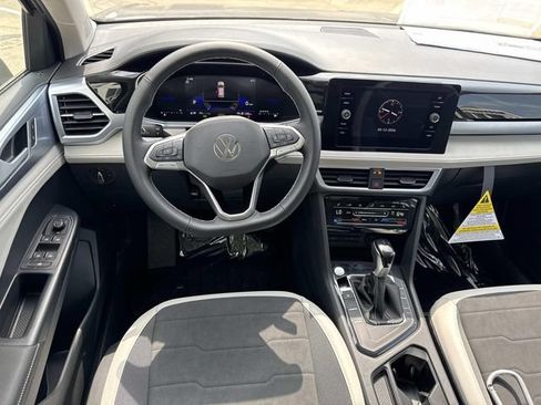 New 2026 Volkswagen Taos SE FWD image 8