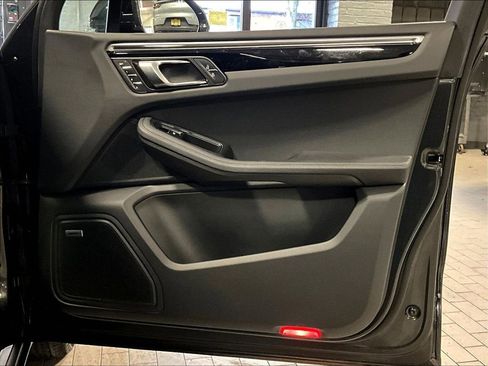 Certified 2025 Porsche Macan AWD/4WD image 29