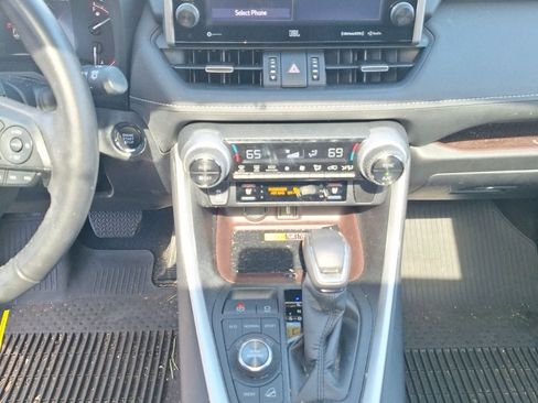 Used 2022 Toyota RAV4 Limited image 11