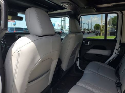 Used 2022 Jeep Wrangler Unlimited Sahara AWD/4WD image 9