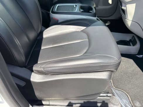 Used 2023 Chrysler Pacifica Touring-L FWD image 10