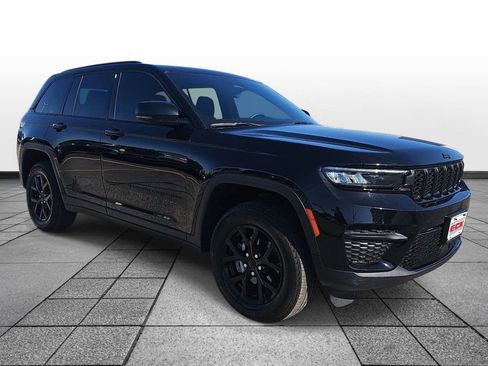 Used 2025 Jeep Grand Cherokee Altitude AWD/4WD image 3