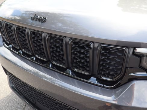 Used 2023 Jeep Grand Cherokee Altitude RWD image 44