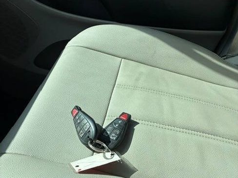 Used 2016 Chrysler Town & Country Touring w/ Driver Convenience Group FWD image 4