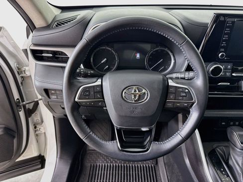 Used 2021 Toyota Highlander XLE AWD/4WD image 19
