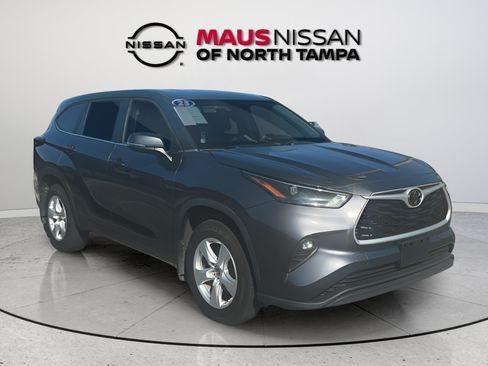 Used 2023 Toyota Highlander LE AWD/4WD image 3