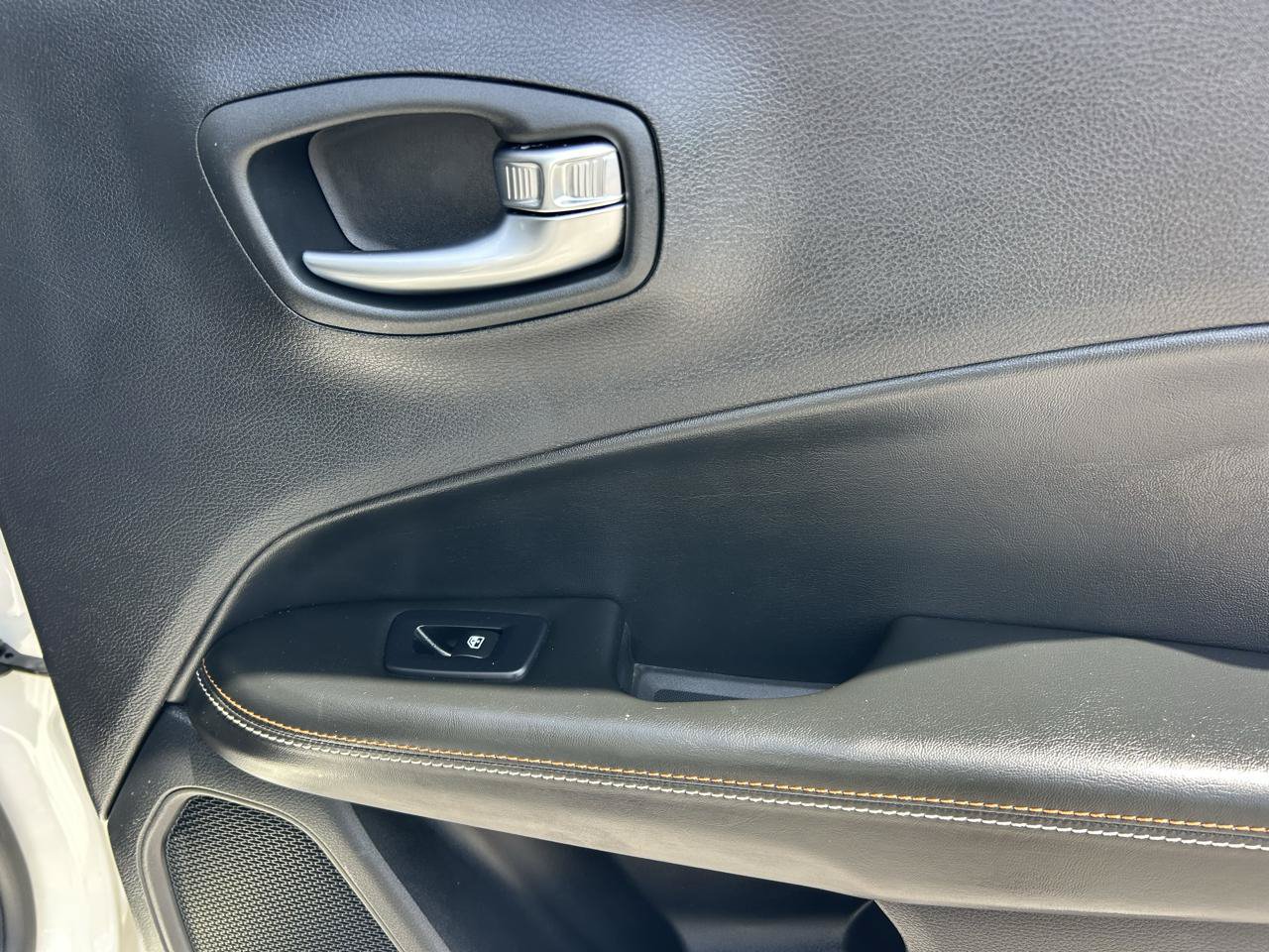 Used 2018 Jeep Compass Latitude w/ Popular Equipment Group FWD image 12