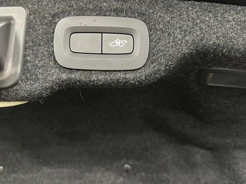 Used 2019 Volvo S60 T8 R-Design image 14