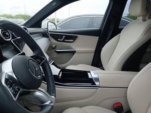 Used 2024 Mercedes-Benz GLC 300 4MATIC image 11