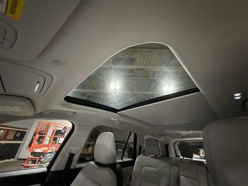 Used 2025 Lincoln Aviator Premiere w/ Jet Appearance Package image 16