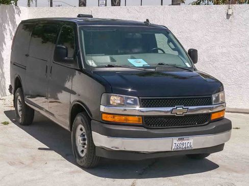 Used 2018 Chevrolet Express 2500 w/ Driver Convenience Package RWD image 3