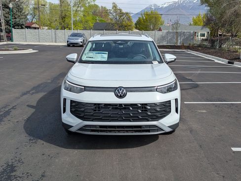 New 2026 Volkswagen Tiguan SE image 11