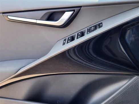 New 2025 Kia Niro EX Touring image 9