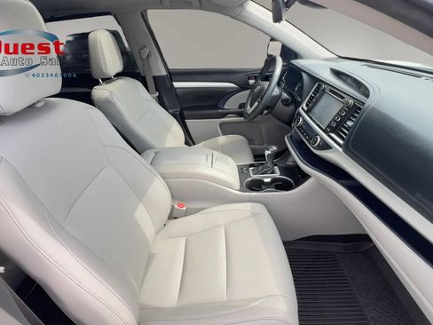Used 2017 Toyota Highlander XLE AWD/4WD image 18