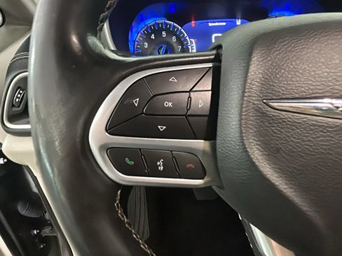 Used 2021 Chrysler Pacifica Touring-L FWD image 17