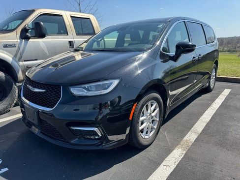 Used 2025 Chrysler Pacifica Select image 3