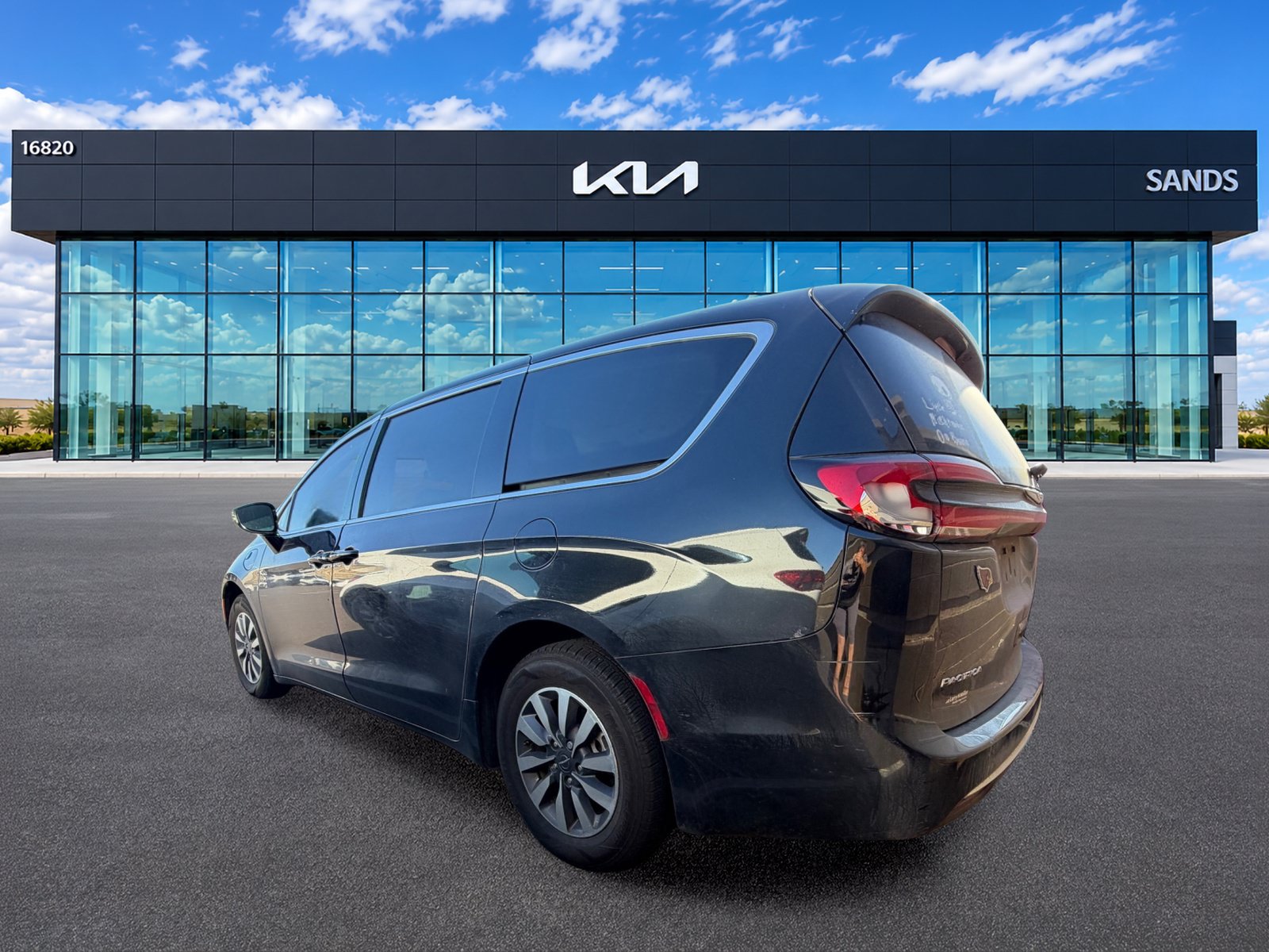 Used 2022 Chrysler Pacifica Touring-L FWD image 4