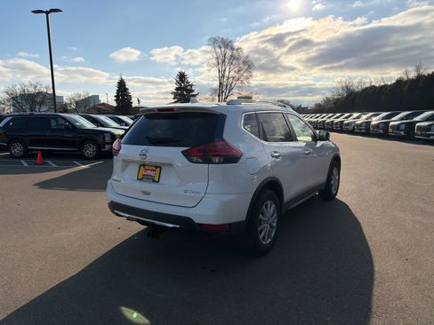 Used 2017 Nissan Rogue SV image 2