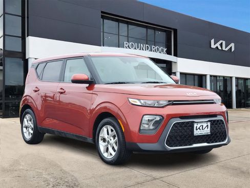 Certified 2022 Kia Soul LX w/ Technology Package image 3