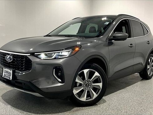 Used 2023 Ford Escape Platinum image 3