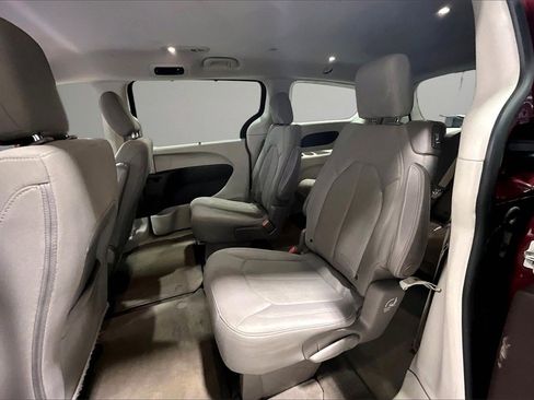 Used 2021 Chrysler Pacifica Touring image 22