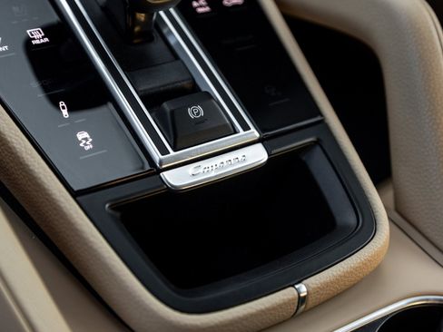 Certified 2023 Porsche Cayenne Platinum Edition image 28