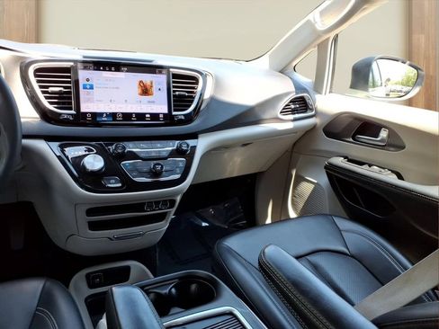 Used 2023 Chrysler Pacifica Touring-L FWD image 24