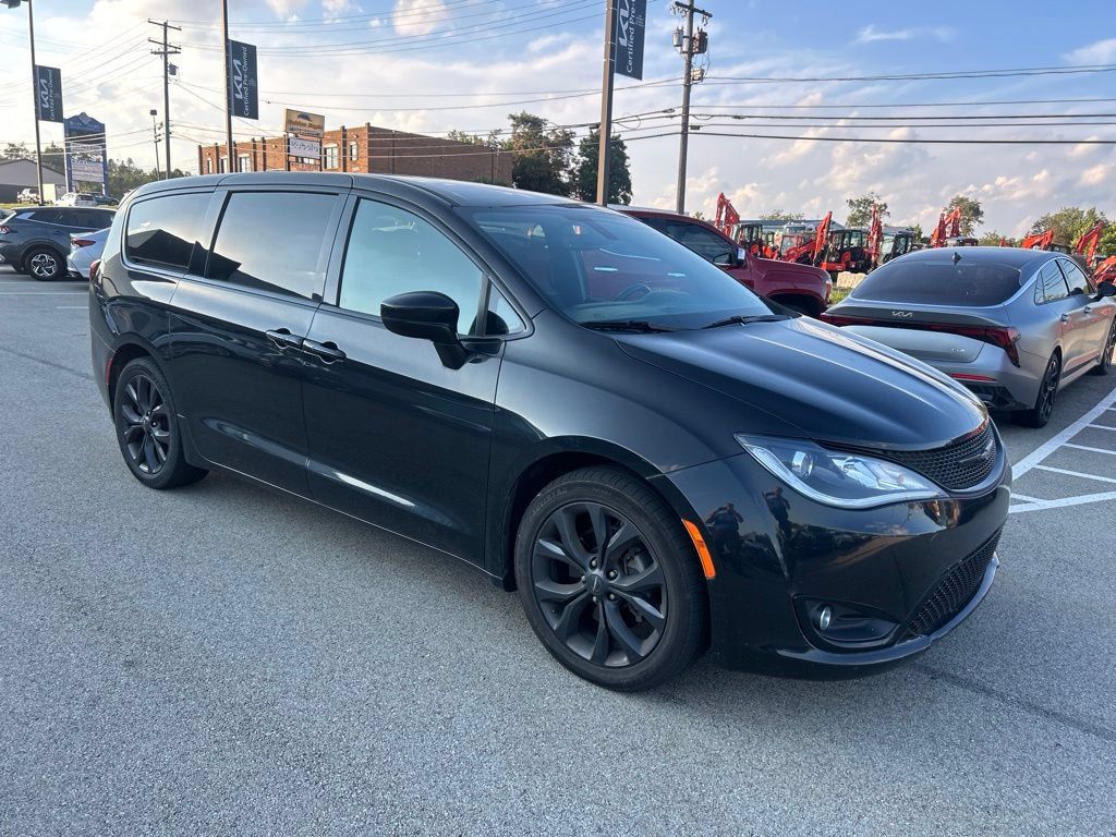 Used 2019 Chrysler Pacifica Touring Plus w/ S Appearance Package FWD image 1