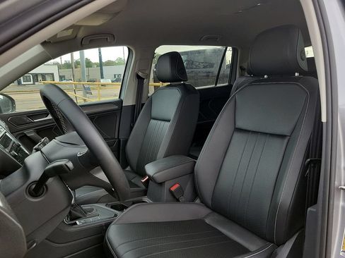 Used 2024 Volkswagen Tiguan SE FWD image 12